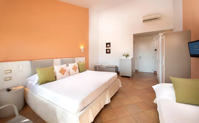 غرفة ثلاثية بشرفة، Chia Laguna - Hotel Village 5/7