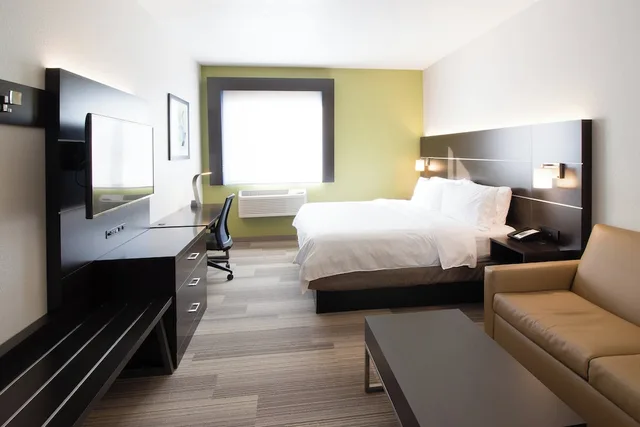 جناح بسرير كينج مع أريكة، Holiday Inn Express Hotel And Suites Worthington 2/4