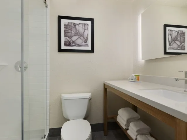 Superior, 2 Double Beds, Pool View, Ramada by Wyndham Beaver Falls 3/3