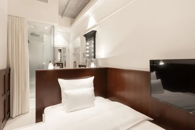 Ruby Lilou Hotel Marseille by IHG، Marseille 03 13/42