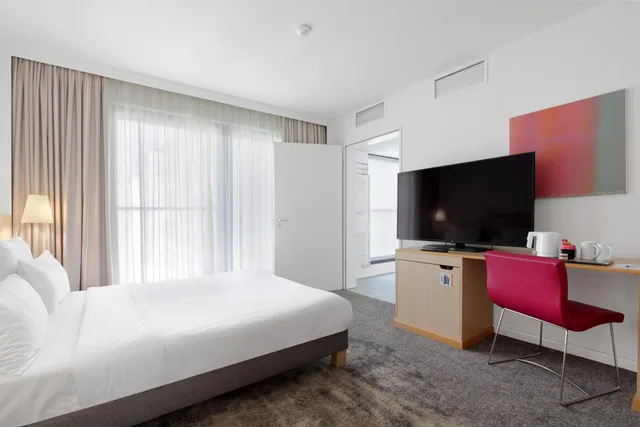 Standard, Queen Bed, Accessible, Novotel Berlin Mitte 3/7