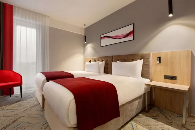 غرفة بسريرين منفصلين، Ramada by Wyndham Targu Jiu 1/3