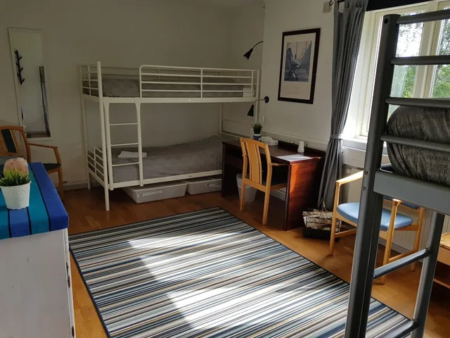 غرفة رباعية بأسرّة بطابقين بإطلالة على الحديقة بحمام مشترك في الملحق، Brukshotellet Skinnsberg 5/10