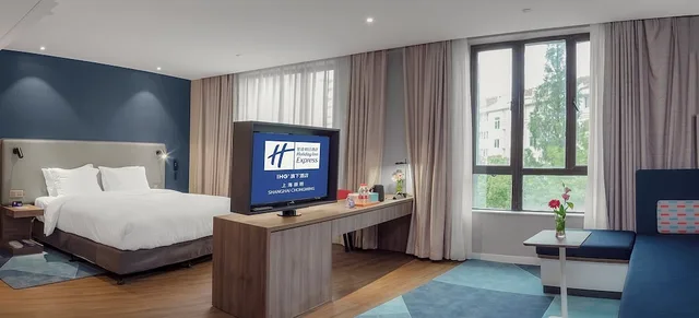 Suite, King Bed, Living Area, Top Floor, Holiday Inn Express Shanghai Chongming 5/9