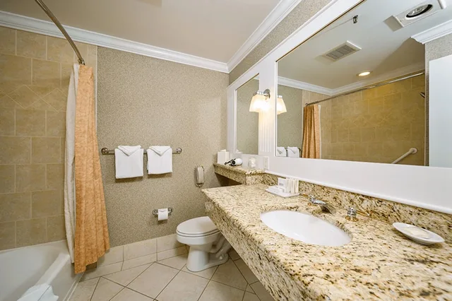 غرفة فاخرة بسرير كينج، Stoweflake Mountain Resort Spa 2/2