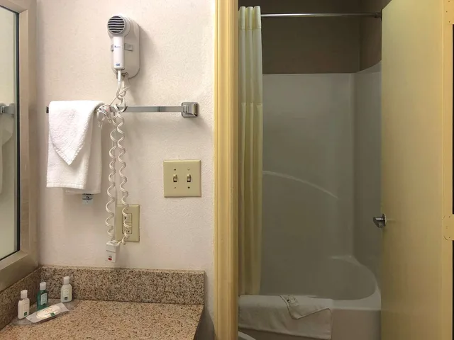 غرفة بسرير كينج، Quality Inn Bennettsville, SC 6/6