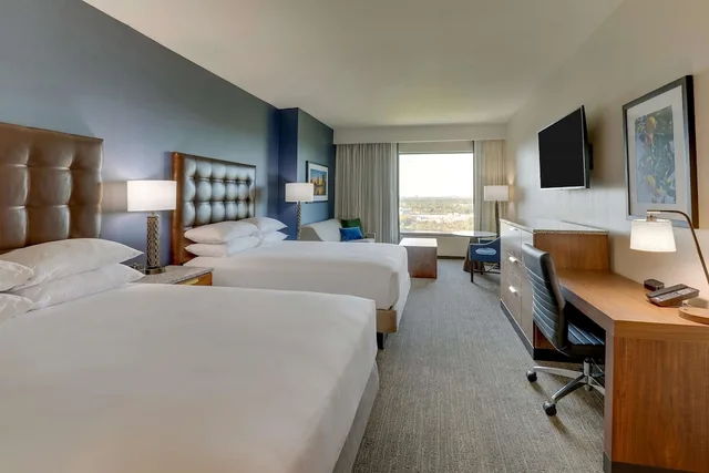 غرفة بسريرين كوين بإطلالة مع أريكة، Drury Plaza Hotel Orlando - Disney Springs Area 2/3