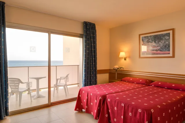غرفة ثلاثية بثلاثة أسرّة بإطلالة على البحر، Htop Pineda Palace - Adults Only 6/8