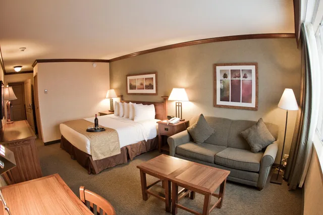 Deluxe, King Bed, Lake Side, Sofa، The Ridge Hotel 2/9