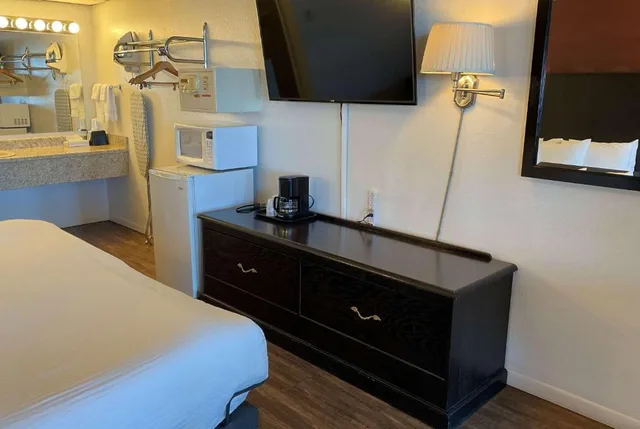 غرفة بسرير كينج، Baymont by Wyndham Petoskey 5/6