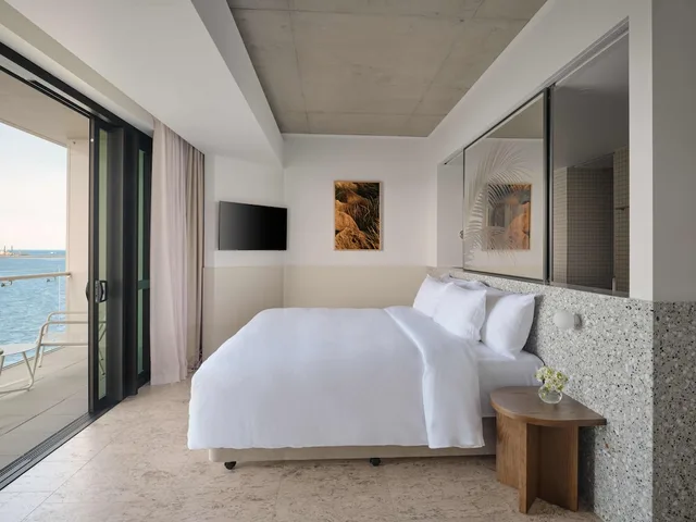 Ocean, Suite, King Bed, Corner, Ardo Townsville 1/2