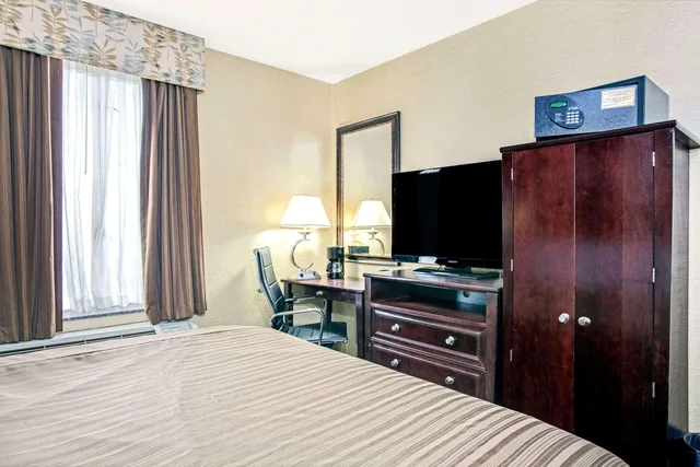Room, King Bed, Days Inn By Wyndham Long Island City 2/2