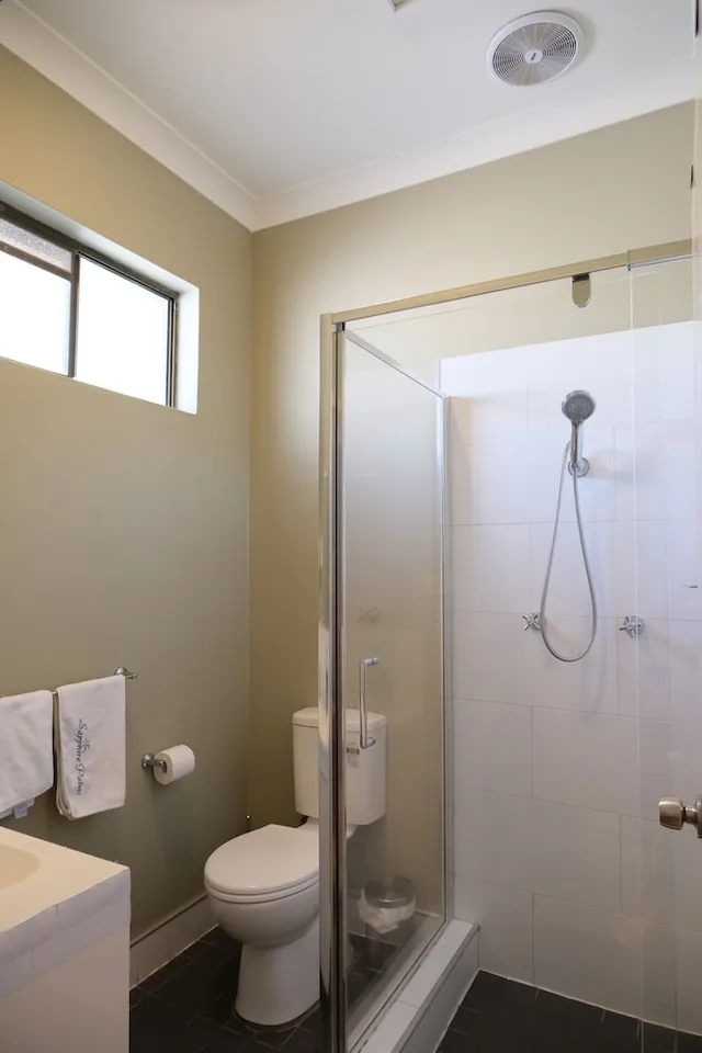 غرفة عائلية بسرير كوين وسريرين منفصلين في الطابق الأرضي، Sapphire Palms Motel 6/8