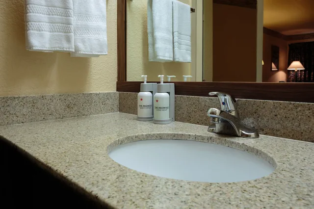 غرفة ديلوكس بسريرين كوين، The Redwood Riverwalk A Boutique Hotel 10/10