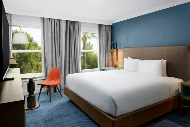 غرفة ديلوكس بسرير كينج، Hayes Mansion San Jose, Curio Collection by Hilton 2/4