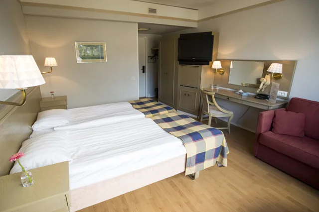 غرفة قياسية بثلاثة أسرّة، Adlon Hotel 3/4