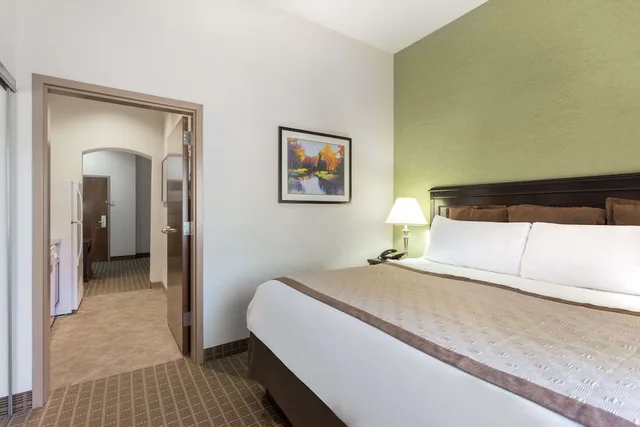 جناح تنفيذي بسرير كينج بغرفة نوم واحدة بحوض جاكوزي، Hawthorn Suites By Wyndham Kingsland 1/3