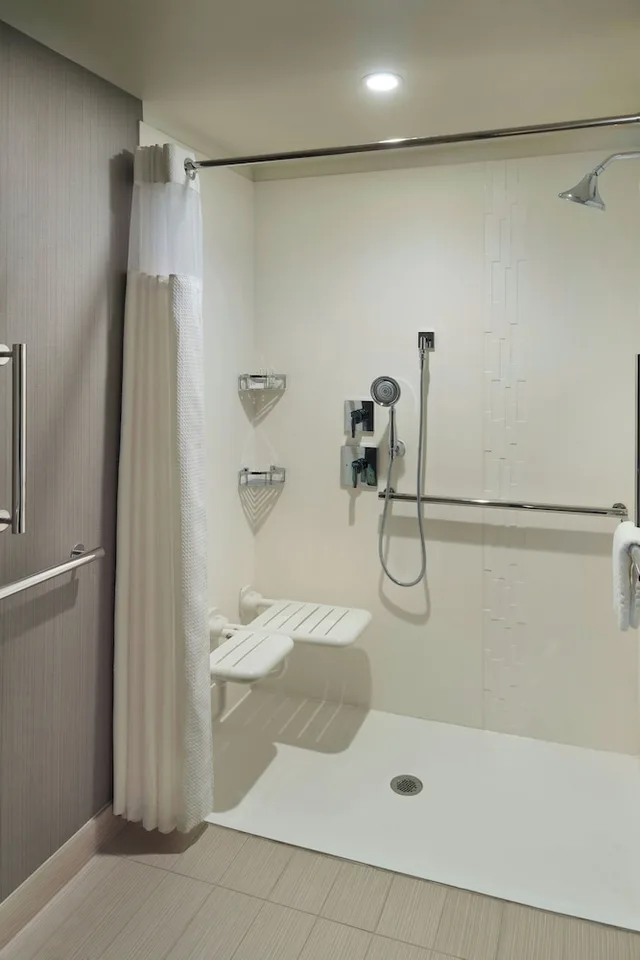 غرفة بسرير كينج مع أريكة لذوي الإعاقة، Courtyard By Marriott Lagrange 2/3