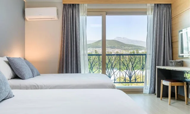 غرفة قياسية بسريرين منفصلين بإطلالة على الجبل، Seogwipo Worldcup Resort 1/6