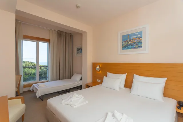 Comfort, Double Bed, with Extra Bed, Side Sea View، Family Hotel La Luna – All inclusive 1/7