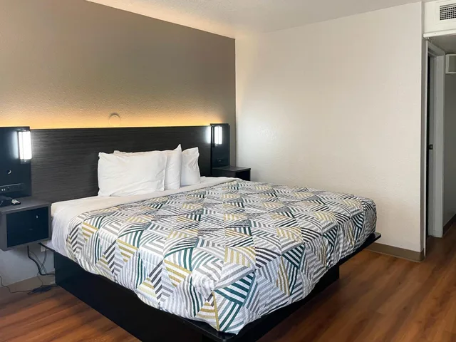 2 Full 1 King Bed - Suite, Nsmk, Micfridge، Motel6 Cheyenne, WY 3/7