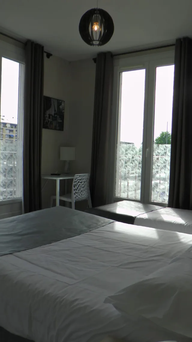 غرفة ثلاثية بسرير مزدوج وسرير فردي، L Univers Hotel 2/4