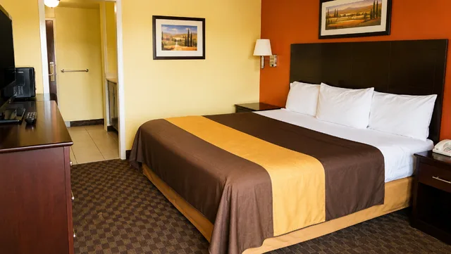 Room, King Bed, Smoking, Accessible, Western Motel 1/9