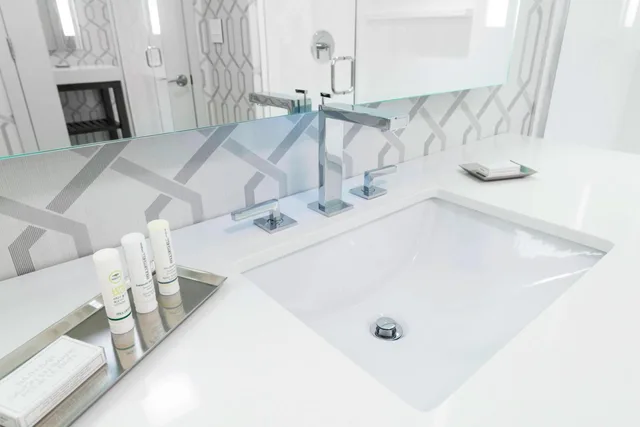 غرفة بسريرين كوين بحوض استحمام لذوي الإعاقة، Courtyard Edgewater Nyc Area 4/4