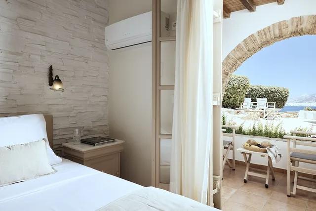 غرفة عائلية بسرير كوين وسرير بطابقين بإطلالة جزئية على البحر، Naxos Magic Village Hotel 5/9