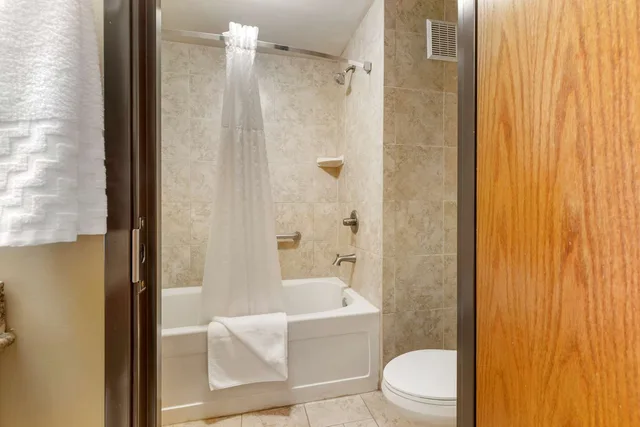 جناح بسرير كينج مع أريكة، Best Western Plus Swiss Chalet Hotel & Suites 3/3
