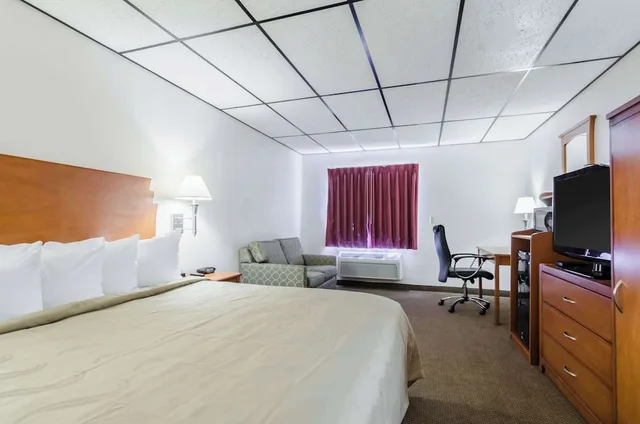 غرفة قياسية بسرير كينج، Wyndham Garden Salina Conference Center 1/10