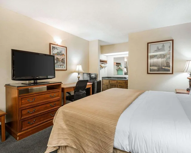 غرفة بسرير كينج للمدخنين، Quality Inn Bainbridge 2/2