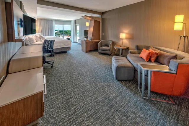 جناح بسريرين كوين، COURTYARD WESTBURY LONG ISLAND 3/4