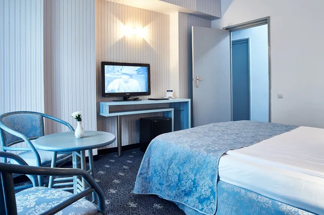 جناح عائلي بسرير كوين مع أريكة، Continental Hotel 6/8