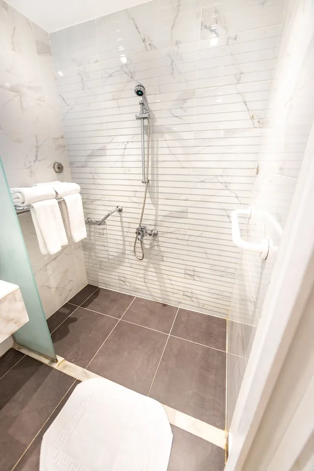 Superior, Triple, 1 King and 1 Single Beds, Garden View, Desert Rose 2/3