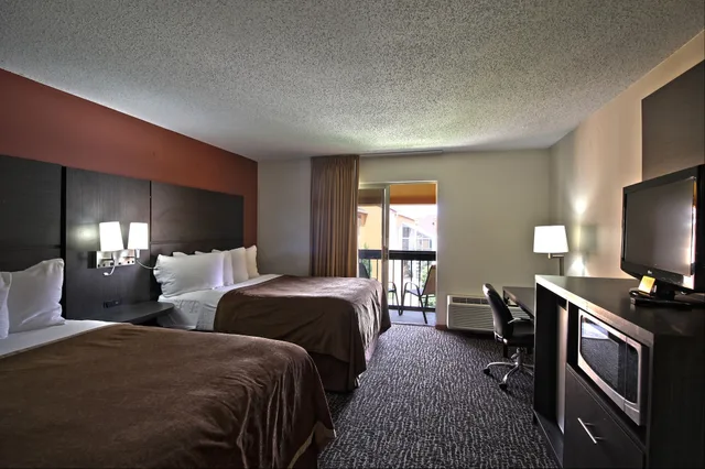 غرفة بريميير بسريرين كوين بشرفة، Chicago Club Inn & Suites 1/8