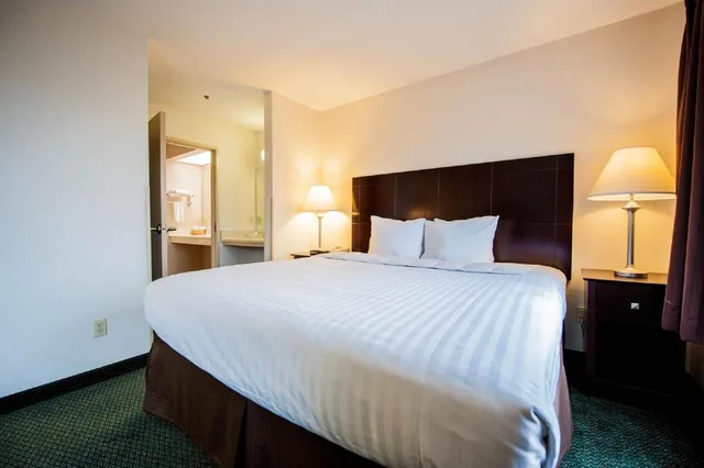 غرفة بسرير كينج، Greystone Inn And Suites 2/3