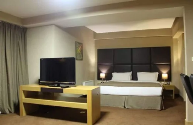غرفة قياسية بسرير كينج بإطلالة على المدينة، The Corporate Hotel And Convention Centre 1/4