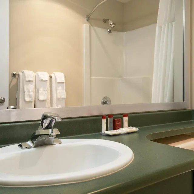 Room, King Bed, Queen Bed, Ramada Limited - Merritt 8/10