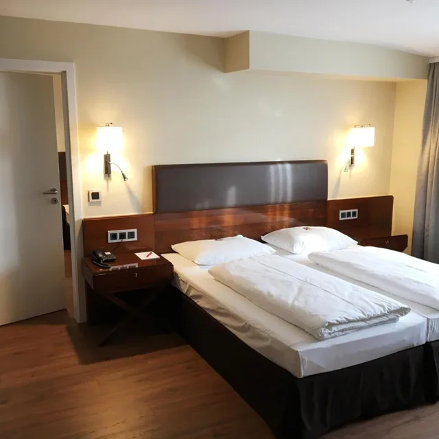 غرفة ديلوكس رباعية بسرير كينج، TOP Hotel Duerer 1/10