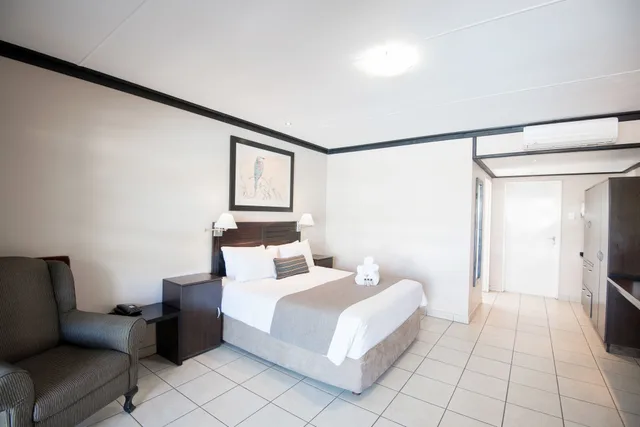Luxury, Queen Bed, Pool View, Arebbusch Travel Lodge 3/8