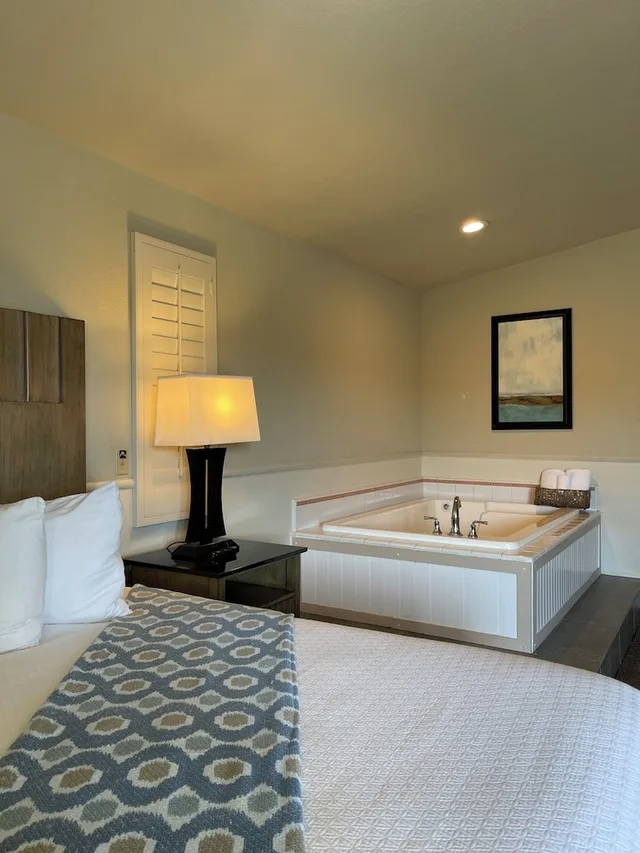 Deluxe, King Bed, Partial Ocean View, Jetted Tub, Cambria Landing Inn & Suites 6/10