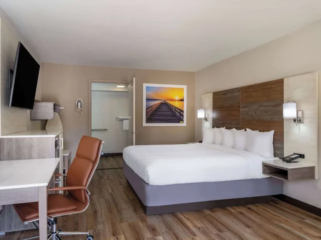 غرفة بسرير كينج، Days Inn by Wyndham Clemson 2/7