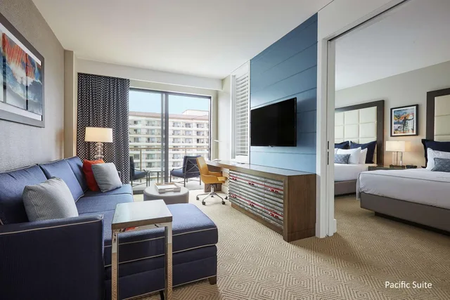 Suite, Twin Beds, Queen Bed, Ocean View, Dolphin Tower, Accessible، The Waterfront Beach Resort, a Hilton Hotel 2/2