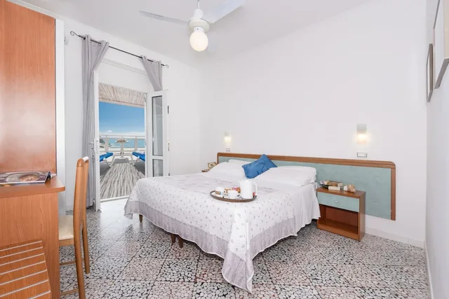 غرفة بسريرين منفصلين بإطلالة على البحر، Hotel Villa Sirena 4/10