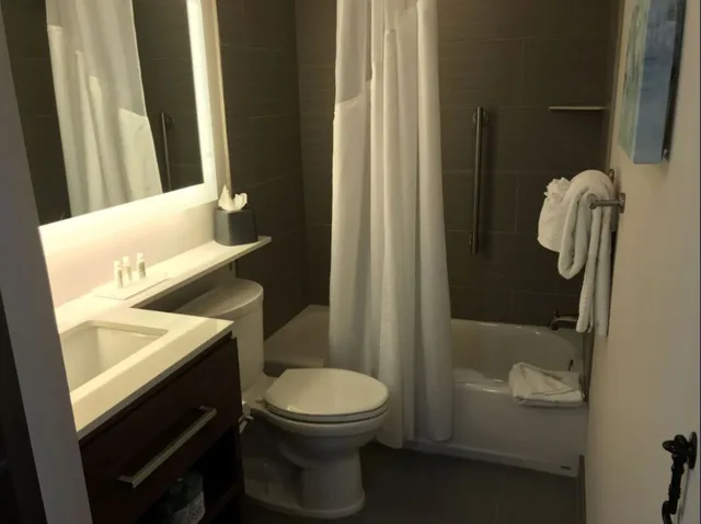 جناح بسرير كينج بغرفتين لذوي الإعاقة، Doubletree By Hilton Omaha Southwest 3/4