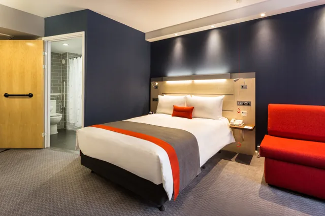 غرفة بسرير مزدوج مع أريكة، Holiday Inn Express Watford Junction 2/7