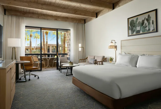 غرفة بسرير كينج بإطلالة على المسبح بشرفة، Doubletree Resort By Hilton Paradise Valley - Scottsdale 1/2