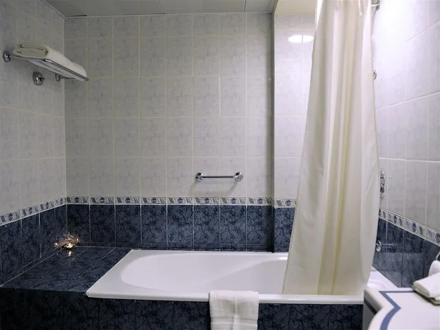 Room, Twin Beds, Pool Access, Signature Inn Hotel Deira 4/5