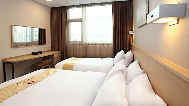 Deluxe, 1 Double and 1 Single Bed, Hotel Skypark Dongdaemun 1 1/9